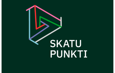 Skatu Punkti logotips ar daudzkrāsainām līnijām, kas veido ģeometrisku formu, uz tumši zaļa fona. Zem logotipa redzams uzraksts SKATU PUNKTI baltā krāsā