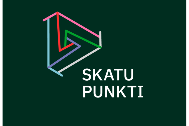 Skatu Punkti logotips ar daudzkrāsainām līnijām, kas veido ģeometrisku formu, uz tumši zaļa fona. Zem logotipa redzams uzraksts SKATU PUNKTI baltā krāsā